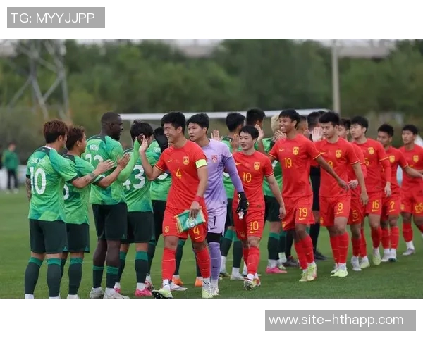 老友重聚亚泰主帅苏亚雷斯与国安队工作人员深情相拥展现友谊之情